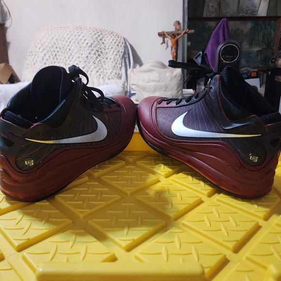 Nike LeBron Christmas (2019) - Picture 2 of 11